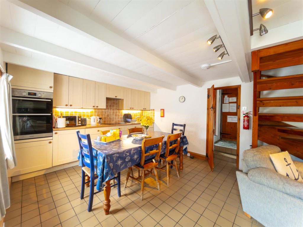 Lot: 47284 - DETACHED WELL PRESENTED THREE-BEDROOM BEACH HOUSE IN IDYLLIC LOCATION - Further photograph of kitchen dining area